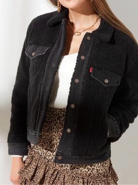 Levi’s black ex-boyfriend Sherpa trucker jacket size extra small